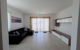 Close To Airport Apartment